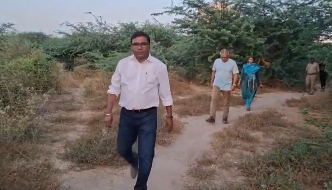 वडोदरा म्यूनिसिपल कमिश्नर दिलीप राणा विभागीय अधिकारियों के साथ विश्वामित्री नदी प्रोजेक्ट के वडसर में चल रहे काम का निरीक्षण करने जाते हुए। वडोदरा म्यूनिसिपल कमिश्नर दिलीप राणा विभागीय अधिकारियों के साथ विश्वामित्री नदी प्रोजेक्ट के वडसर में चल रहे काम का निरीक्षण करने जाते हुए।