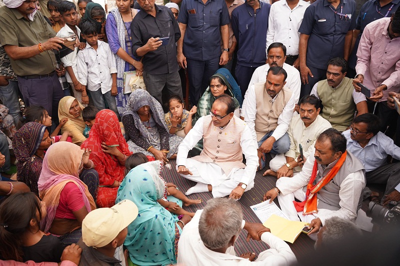 गुजरात के बनासकांठा हादसे में जान गंवाने वालों के परिजनों से मिले केन्द्रीय मंत्री शिवराज, घर जाकर दी सांत्वना गुजरात के बनासकांठा हादसे में जान गंवाने वालों के परिजनों से मिले केन्द्रीय मंत्री शिवराज, घर जाकर दी सांत्वना