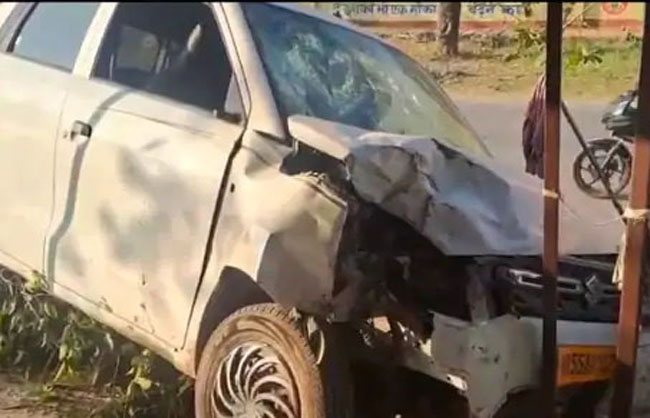 टक्कर के बाद खड़ी कार। टक्कर के बाद खड़ी कार।