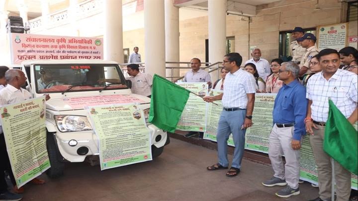 कलेक्टर ने झंडी दिखाकर रथ को किया रवाना कलेक्टर ने झंडी दिखाकर रथ को किया रवाना