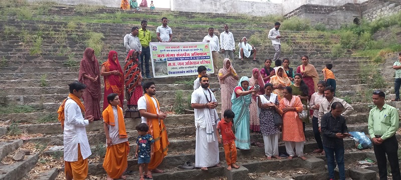 इंदौर में धर्मगुरु बता रहे हैं जल की महत्ता इंदौर में धर्मगुरु बता रहे हैं जल की महत्ता