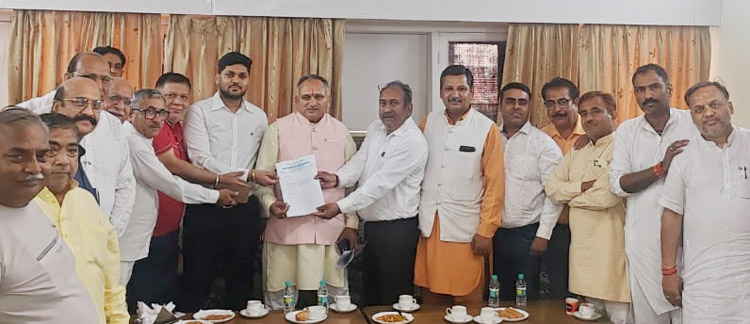 सोनीपत: नगर निगम मेयर राजीव जैन व्यापारियों के साथ चर्चा करते हुए सोनीपत: नगर निगम मेयर राजीव जैन व्यापारियों के साथ चर्चा करते हुए