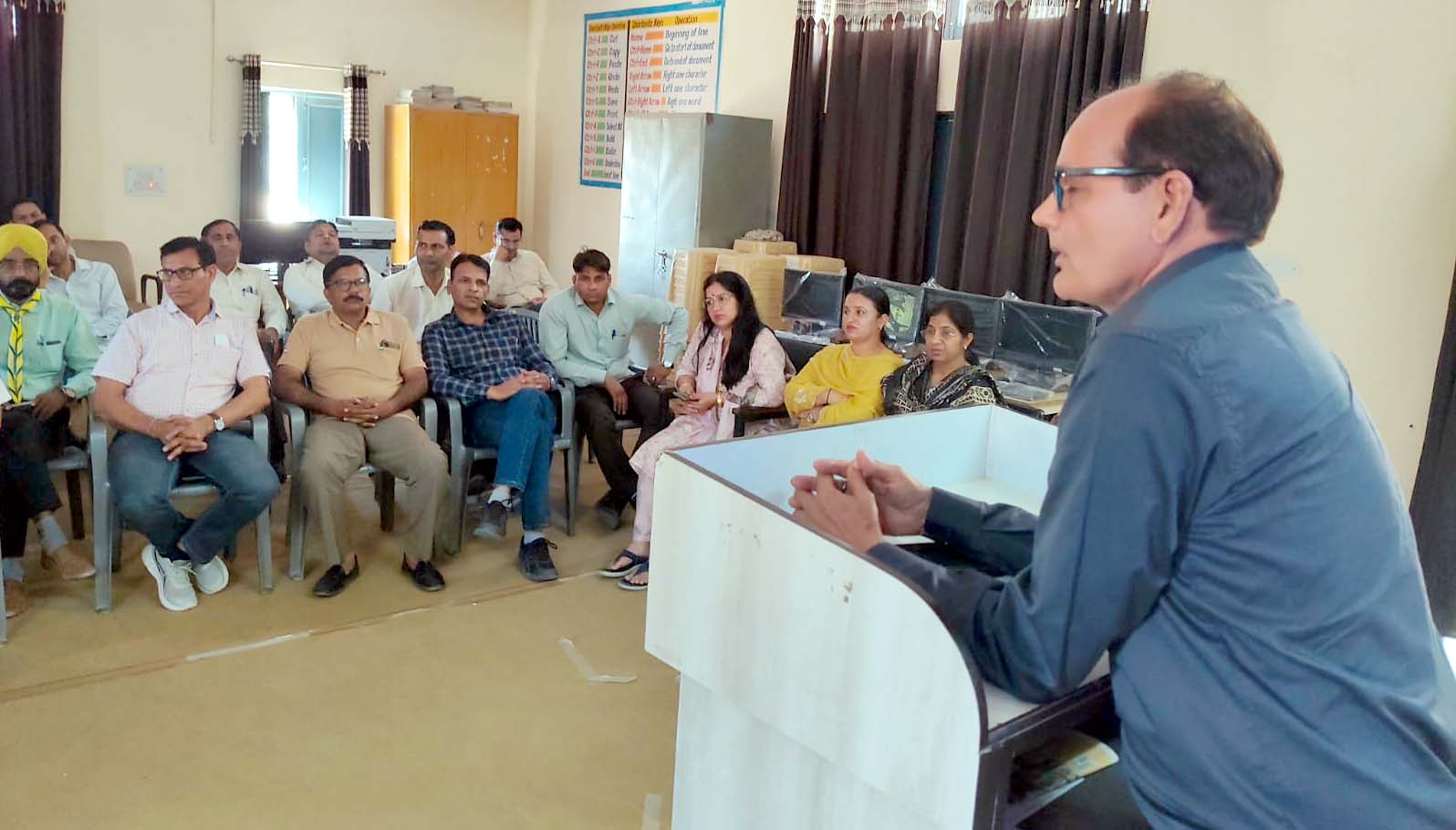 अधिकारियों की बैठक लेते कैंप के नोडल अधिकारी डा. इंद्रसेन। अधिकारियों की बैठक लेते कैंप के नोडल अधिकारी डा. इंद्रसेन।