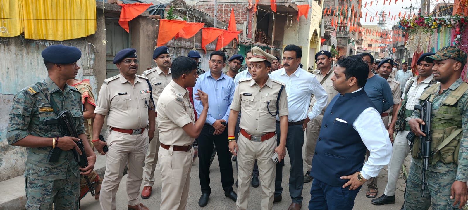 सौदागर मुहल्ले में फ्लैग मार्च करते अधिकारी सौदागर मुहल्ले में फ्लैग मार्च करते अधिकारी