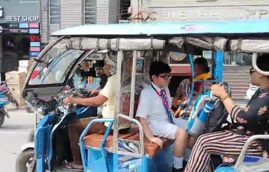 ई-रिक्शा पर बैठे बच्चे ई-रिक्शा पर बैठे बच्चे