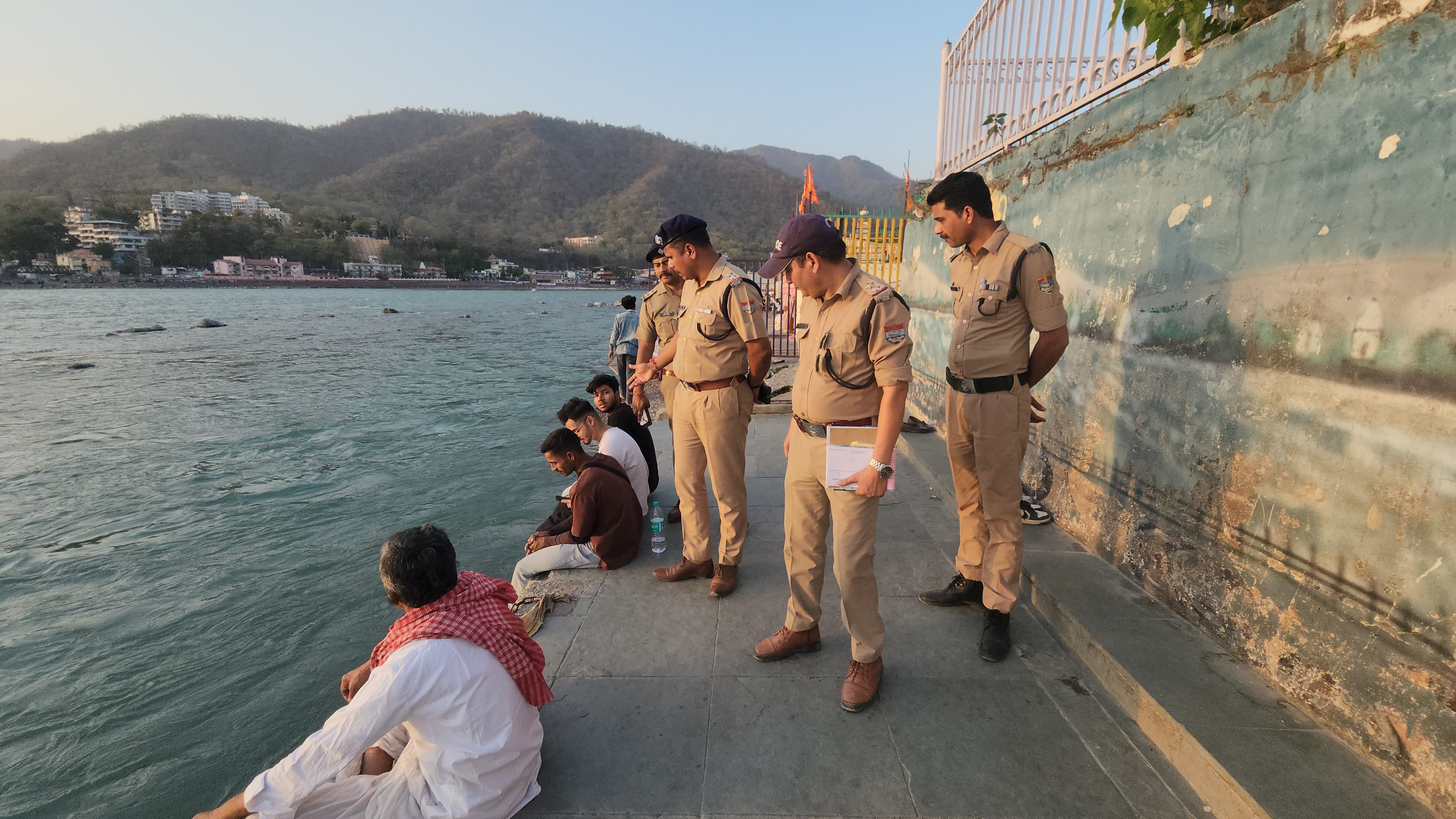 गंगा तटों पर धूम्रपान करने वालों पर हो रही कार्रवाई गंगा तटों पर धूम्रपान करने वालों पर हो रही कार्रवाई