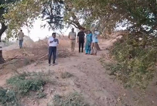 विश्वामित्री नदी प्रोजेक्ट के वडसर नदी के किनारे देश शराब का भट्ठी का फोटो खींचते अधिकारी। विश्वामित्री नदी प्रोजेक्ट के वडसर नदी के किनारे देश शराब का भट्ठी का फोटो खींचते अधिकारी।
