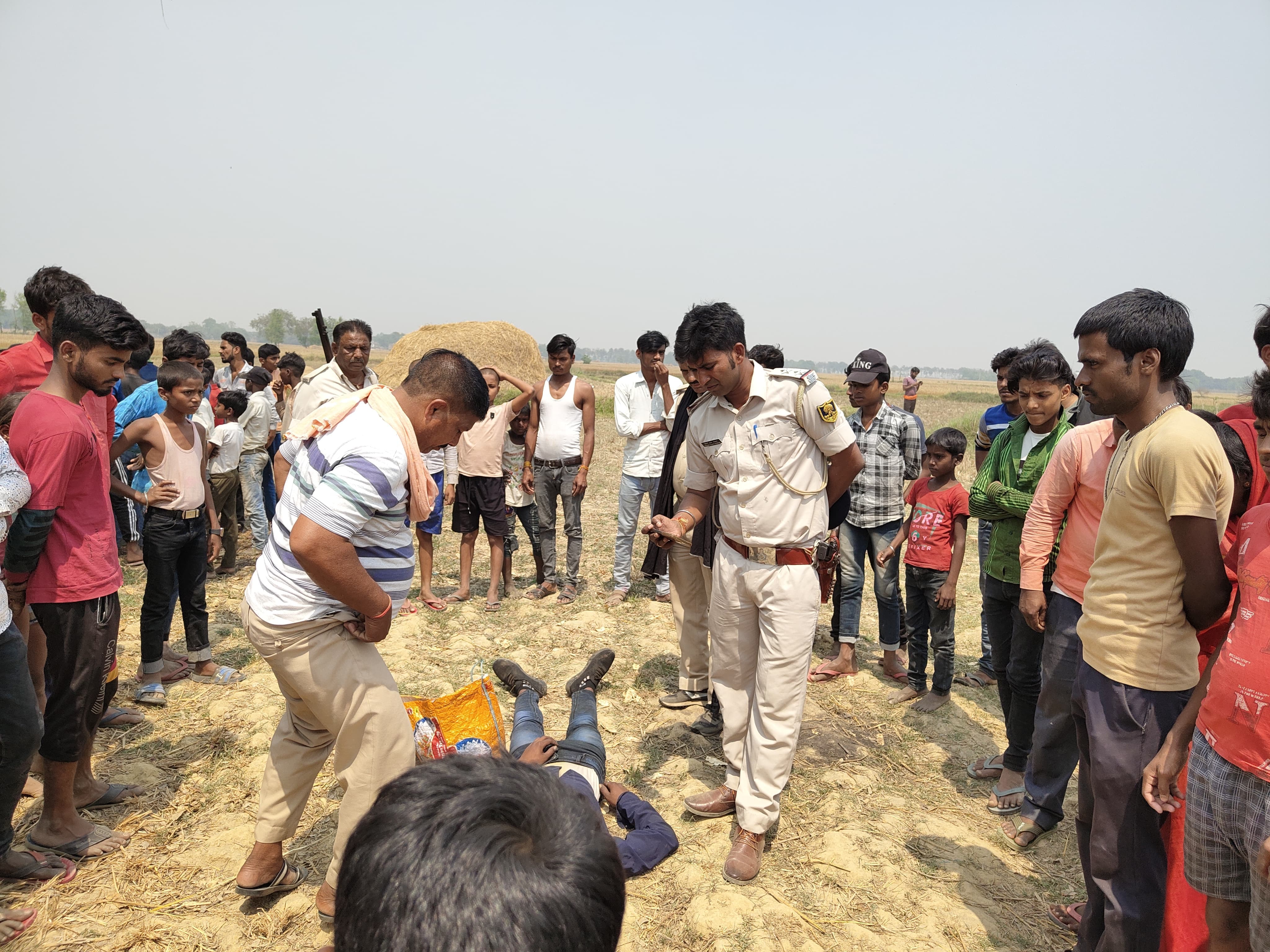 घटनास्थल पर जुटी लोगो की भीड़ घटनास्थल पर जुटी लोगो की भीड़