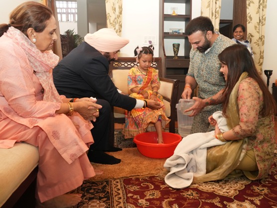 कन्या पूजन करते राज्यपाल गुरमीत सिंह। कन्या पूजन करते राज्यपाल गुरमीत सिंह।