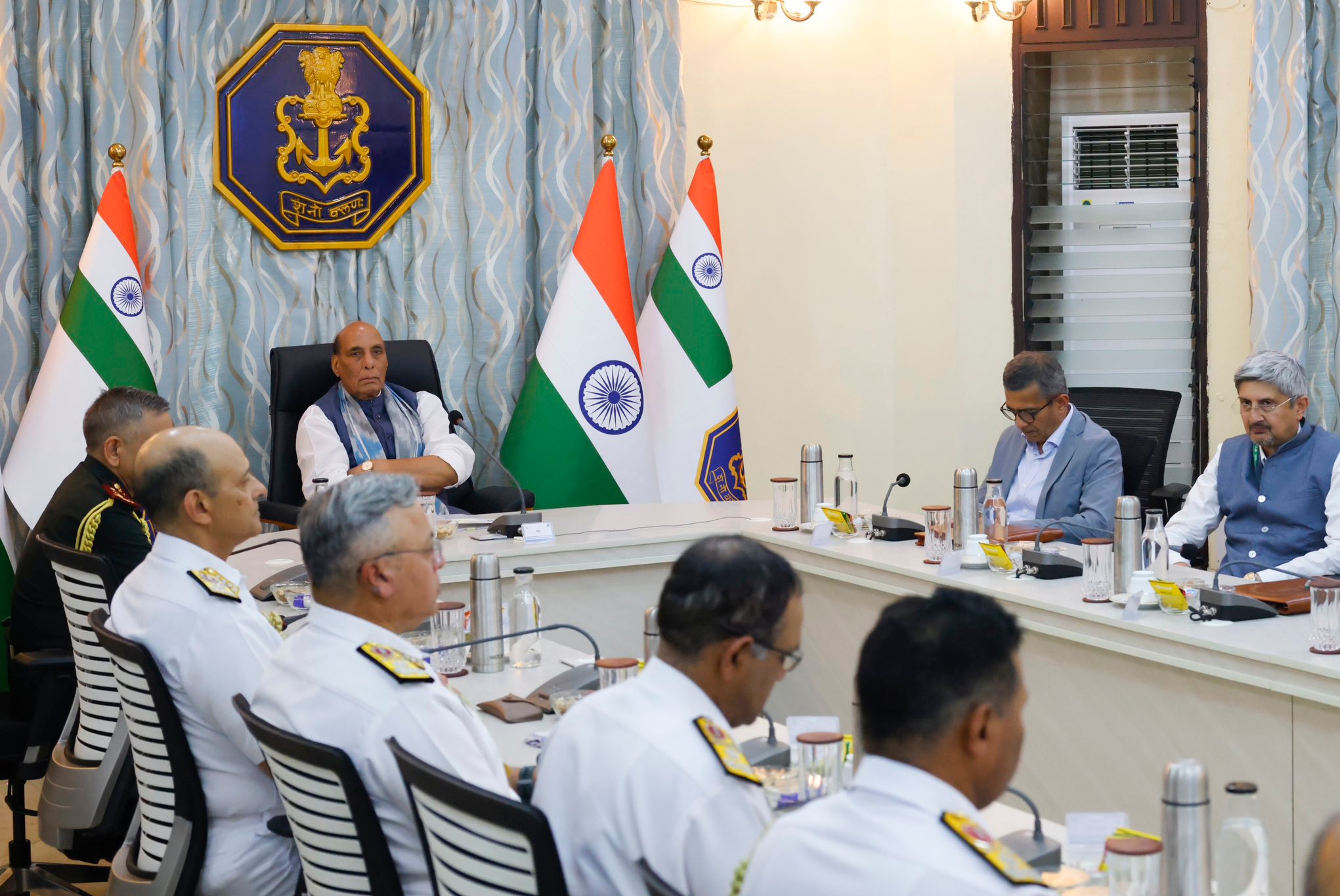 रक्षा मंत्री नौसेना बेस कारवार में समुद्री सुरक्षा स्थिति और परिचालन तत्परता की समीक्षा करते हुए रक्षा मंत्री नौसेना बेस कारवार में समुद्री सुरक्षा स्थिति और परिचालन तत्परता की समीक्षा करते हुए