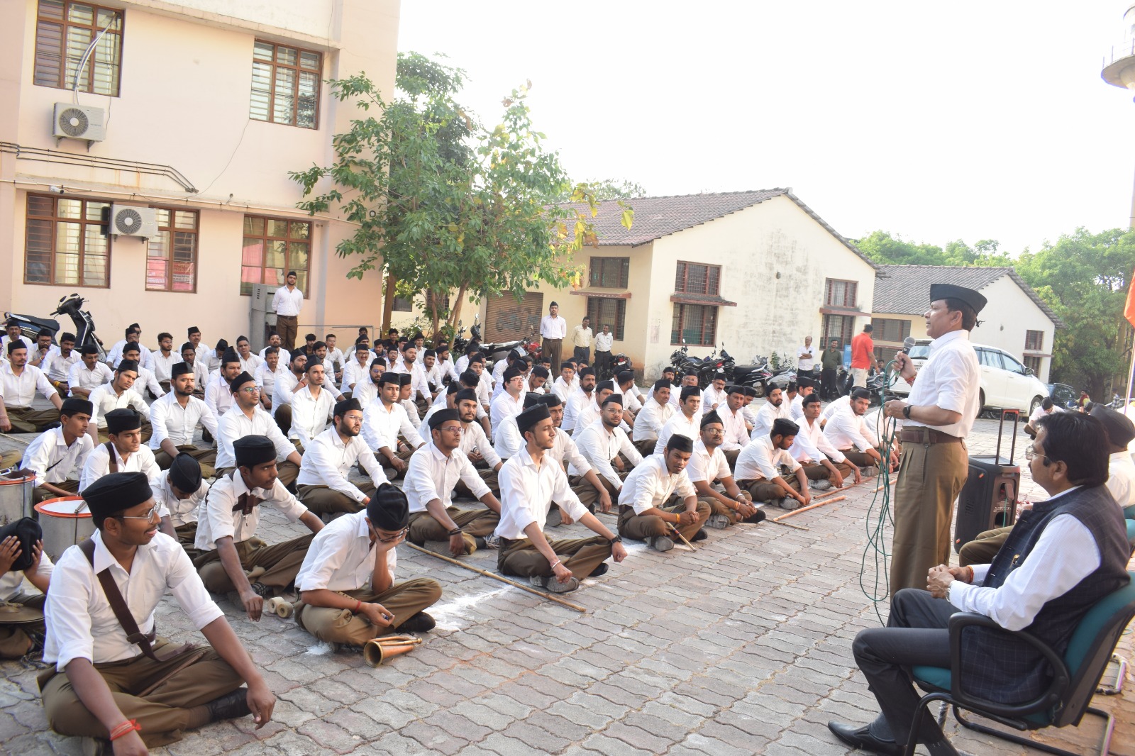स्वयंसेवकों को संबोधित करते विभाग प्रचारक स्वयंसेवकों को संबोधित करते विभाग प्रचारक