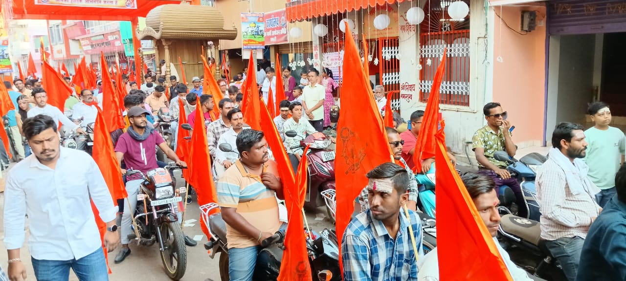 रामनवमी के पूर्व शहर में निकाली गई मोटरसाइकिल रैली में शामिल रामभक्त। रामनवमी के पूर्व शहर में निकाली गई मोटरसाइकिल रैली में शामिल रामभक्त।