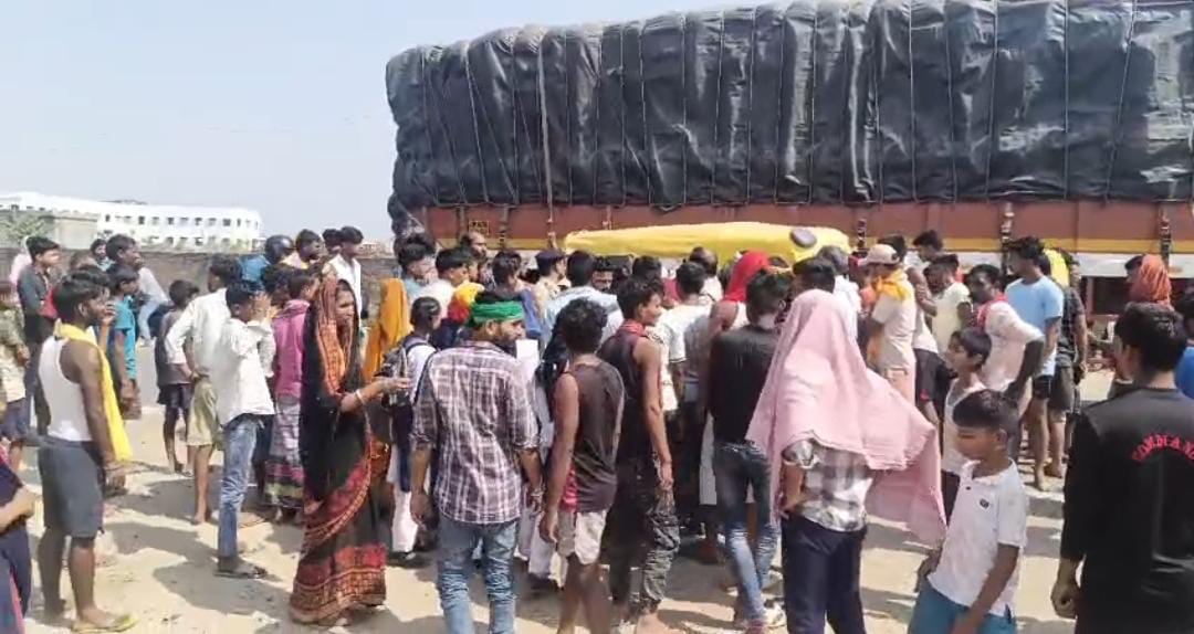 घटनास्थल पर मौजूद लोग घटनास्थल पर मौजूद लोग