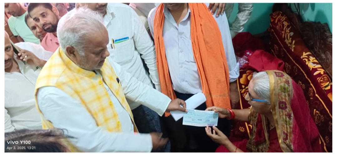 आश्रित को चेक देते मंत्री आश्रित को चेक देते मंत्री