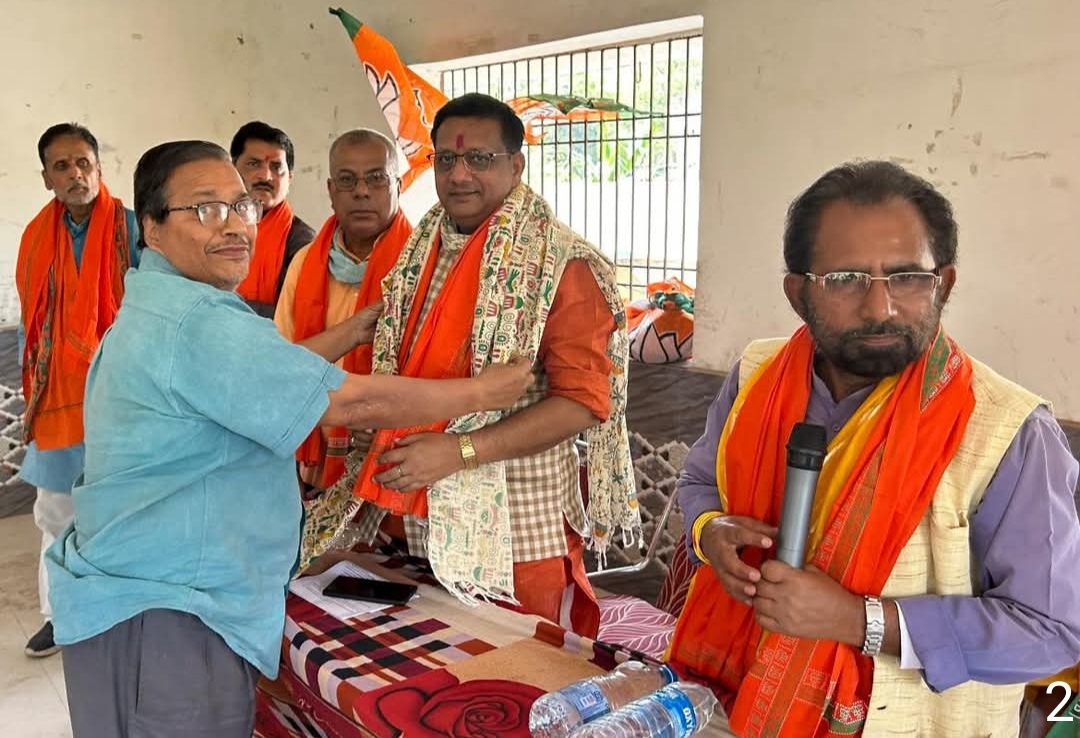विधायक का स्वागत करते कार्यकर्ता विधायक का स्वागत करते कार्यकर्ता
