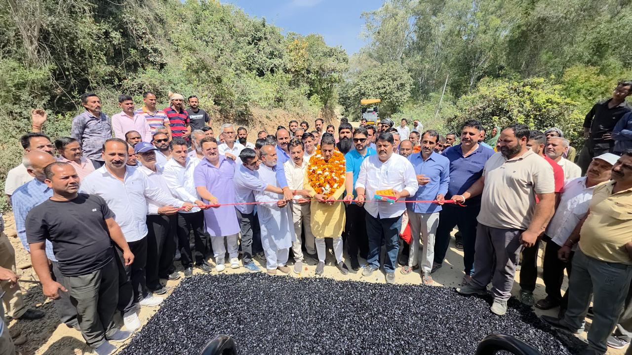 Jasrotia inaugurated the laying of tarcoal on a 6 km long road at a cost of Rs 7 crore Jasrotia inaugurated the laying of tarcoal on a 6 km long road at a cost of Rs 7 crore