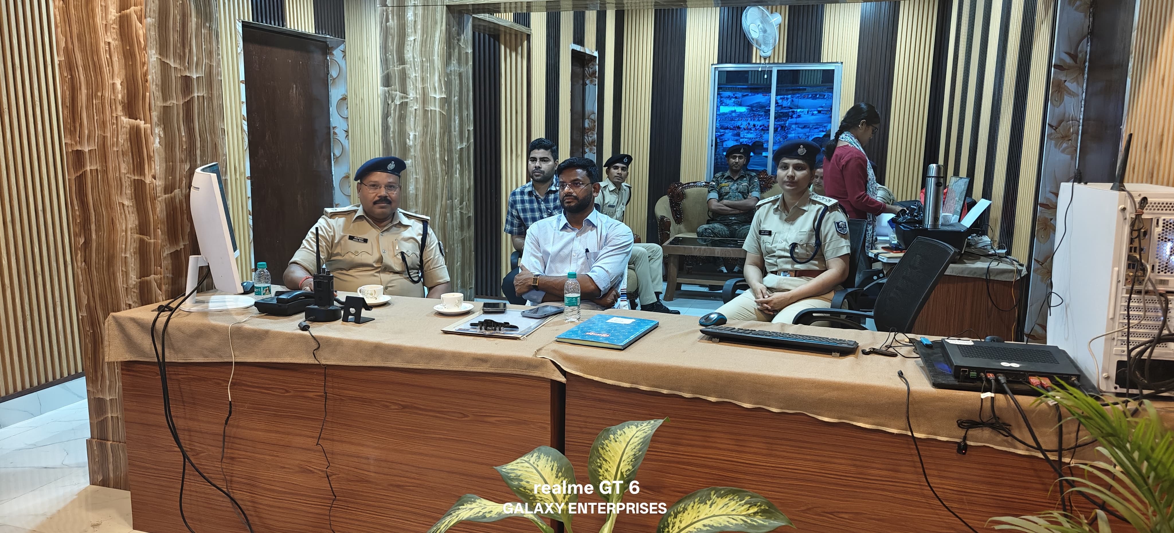डीएम और एसपी ने इंटीग्रेटेड कमांड एंड कंट्रोल सेंटर से संपूर्ण जिले पर रखी नजर डीएम और एसपी ने इंटीग्रेटेड कमांड एंड कंट्रोल सेंटर से संपूर्ण जिले पर रखी नजर