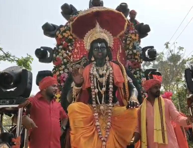 शोभायात्रा में शामिल श्रद्धालु शोभायात्रा में शामिल श्रद्धालु