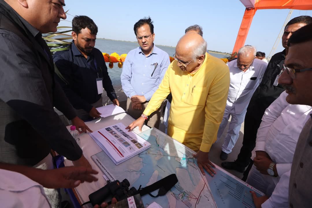 मुख्यमंत्री भूपेंद्र पटेल ने रविवार को पोरबंदर के निकट स्थित मोकर सागर वेटलैंड (आर्द्रभूमि) क्षेत्र का दौरा किया। मुख्यमंत्री भूपेंद्र पटेल ने रविवार को पोरबंदर के निकट स्थित मोकर सागर वेटलैंड (आर्द्रभूमि) क्षेत्र का दौरा किया।