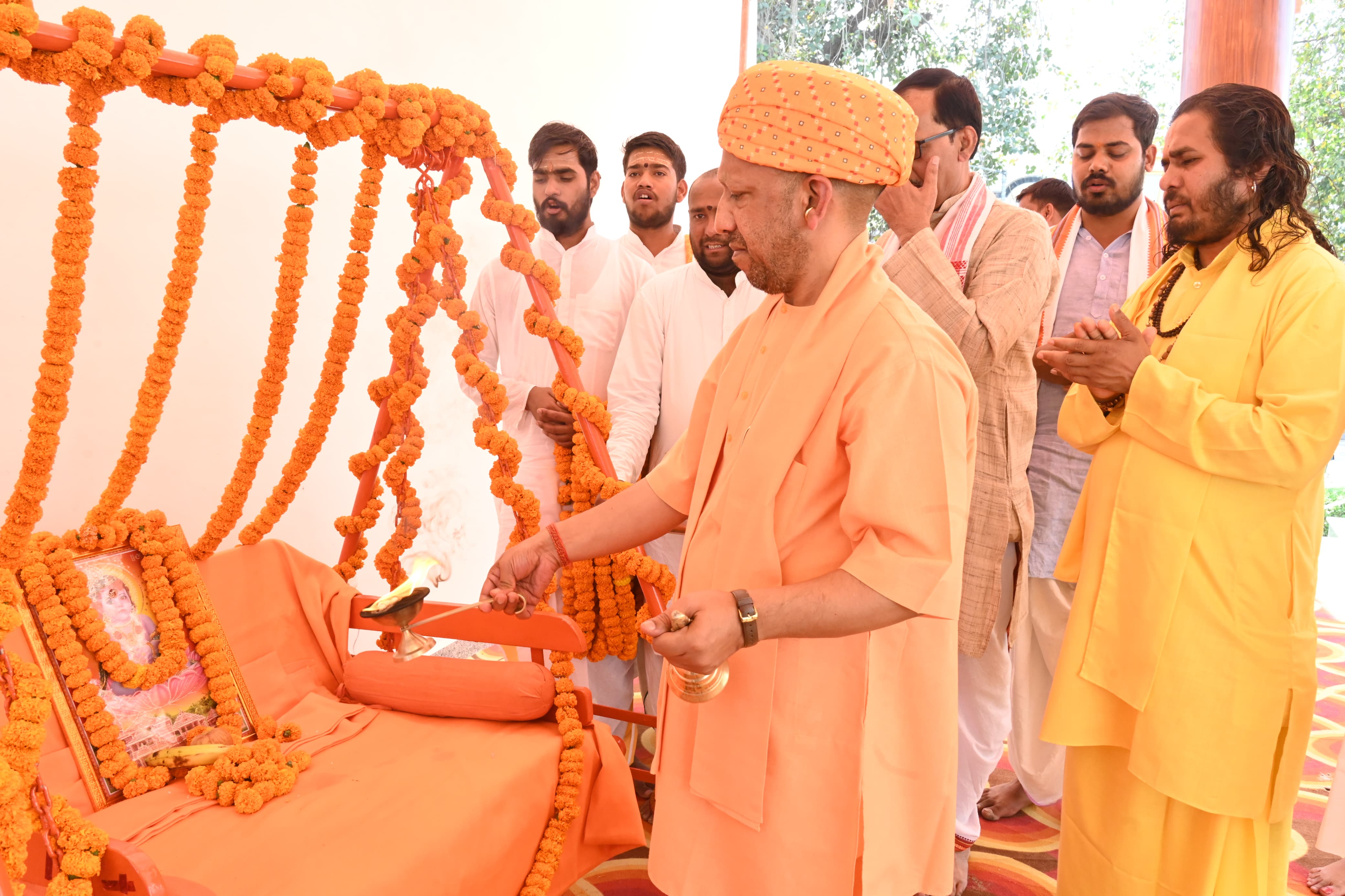 प्रभु श्रीराम के विग्रह की आरती उतारी, झूला झुलाया, की लोकमंगल की प्रार्थना*