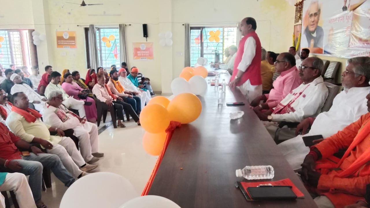 फोटोसंबोधित करते संत राज यादव फोटोसंबोधित करते संत राज यादव