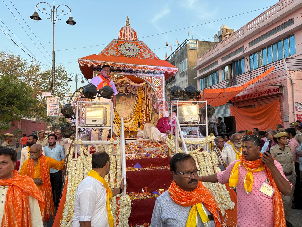 भगवान राम लक्ष्मण,सीता,हनुमान के साथ निकले नगर भ्रमण पर भगवान राम लक्ष्मण,सीता,हनुमान के साथ निकले नगर भ्रमण पर