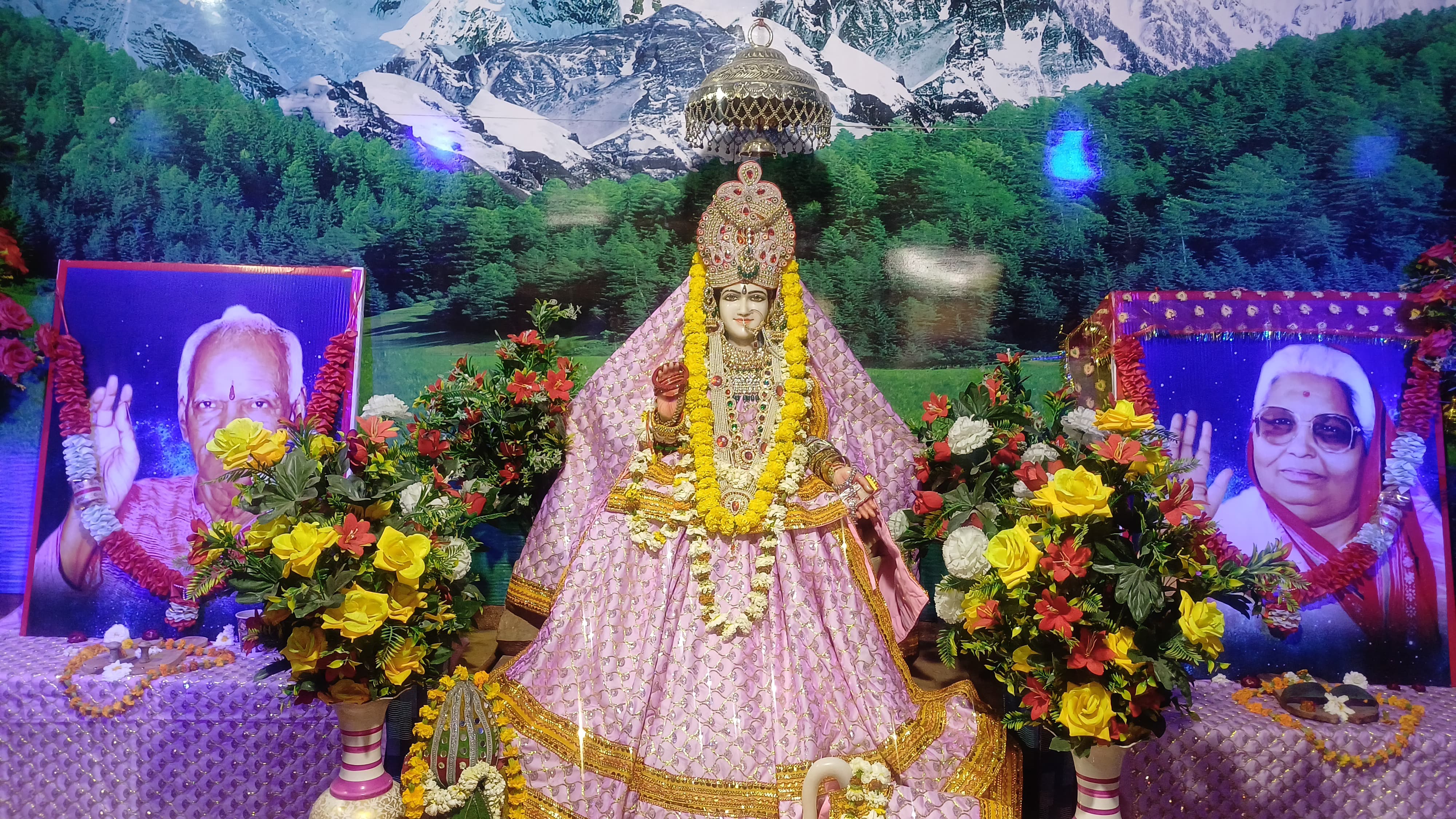दुर्गा शक्ति और भगवान राम का पूजन कर यज्ञ में दी आहुतियां दुर्गा शक्ति और भगवान राम का पूजन कर यज्ञ में दी आहुतियां