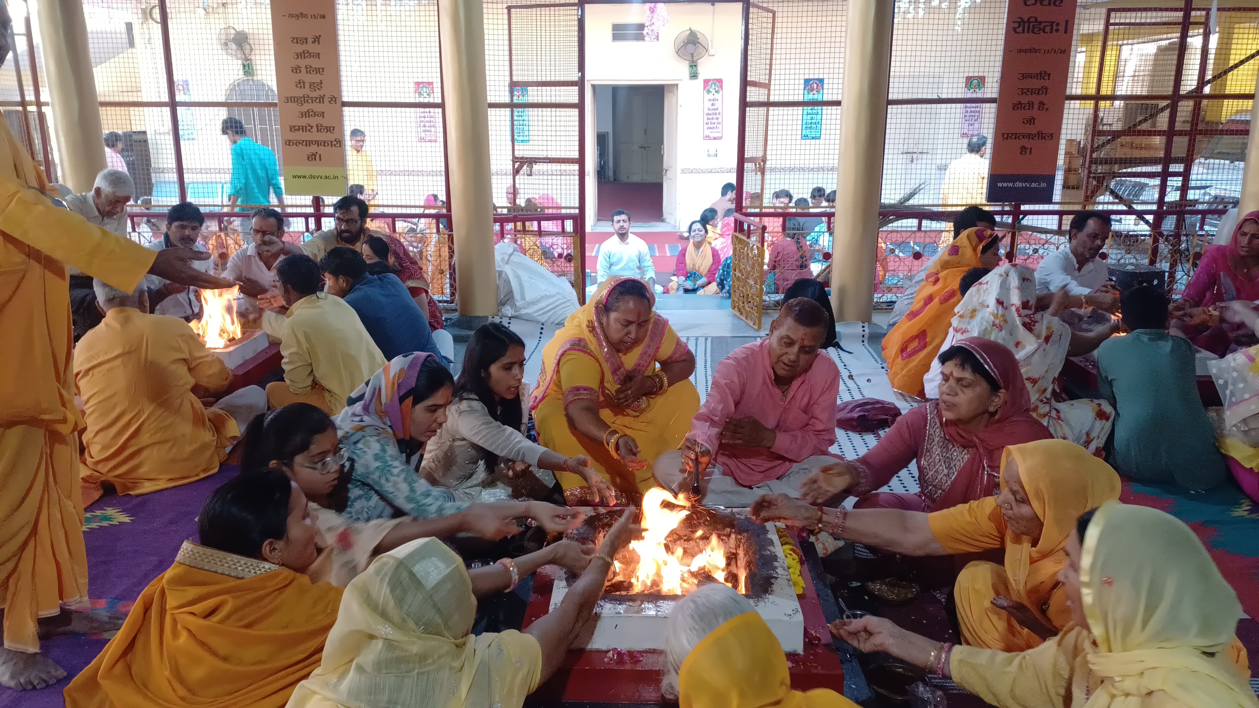दुर्गा शक्ति और भगवान राम का पूजन कर यज्ञ में दी आहुतियां दुर्गा शक्ति और भगवान राम का पूजन कर यज्ञ में दी आहुतियां