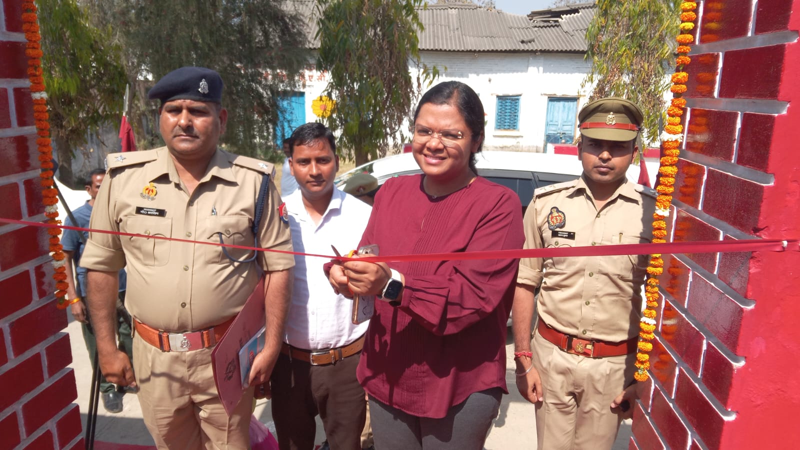 9वीं वाहिनी पीएसी परिसर में स्विमिंग पूल का फीता काटकर शुभारंभ करतीं पीएसी की सेनानायक डॉ ख्याति गर्ग। 9वीं वाहिनी पीएसी परिसर में स्विमिंग पूल का फीता काटकर शुभारंभ करतीं पीएसी की सेनानायक डॉ ख्याति गर्ग।