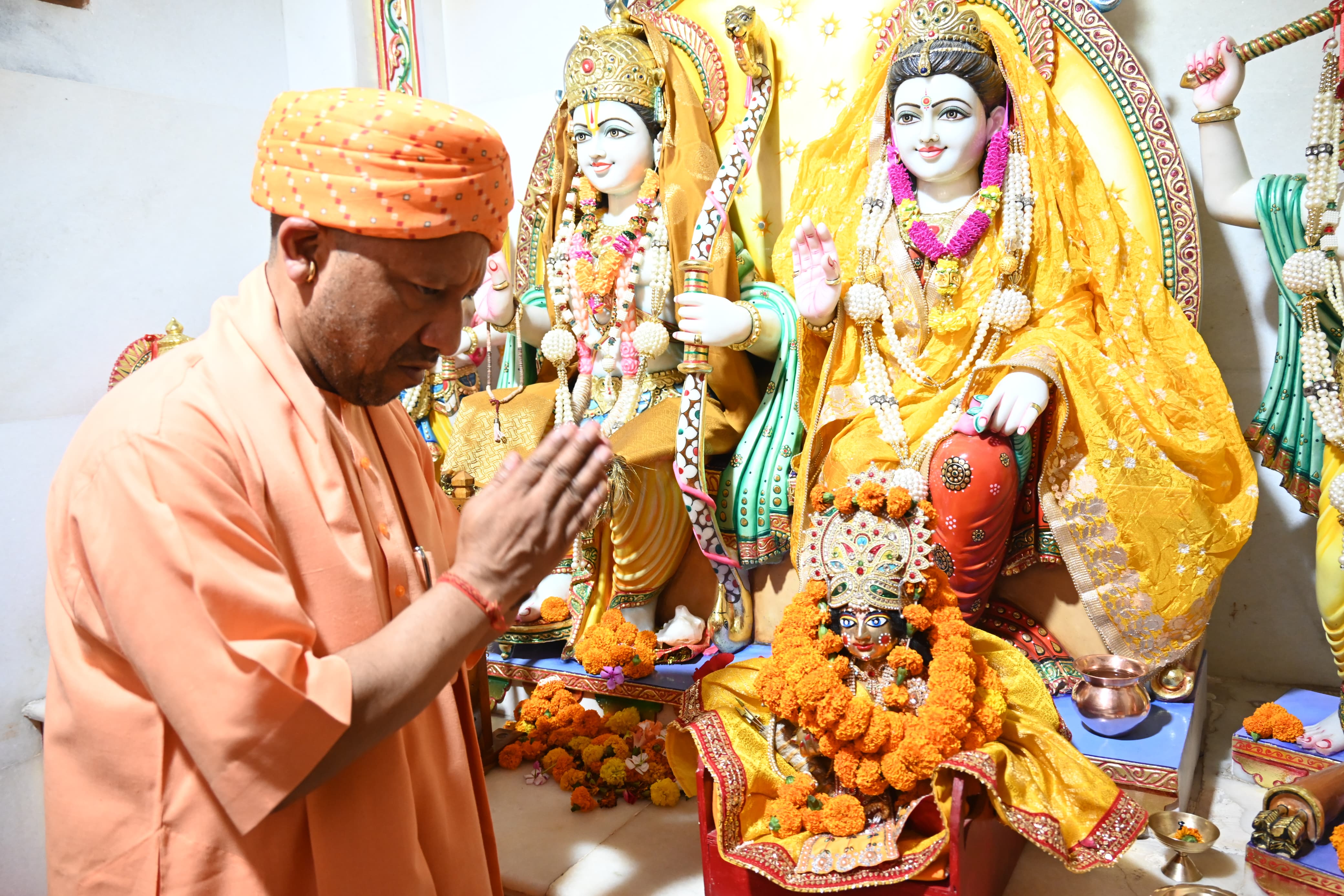 प्रभु श्रीराम के विग्रह की आरती उतारी, झूला झुलाया, की लोकमंगल की प्रार्थना*