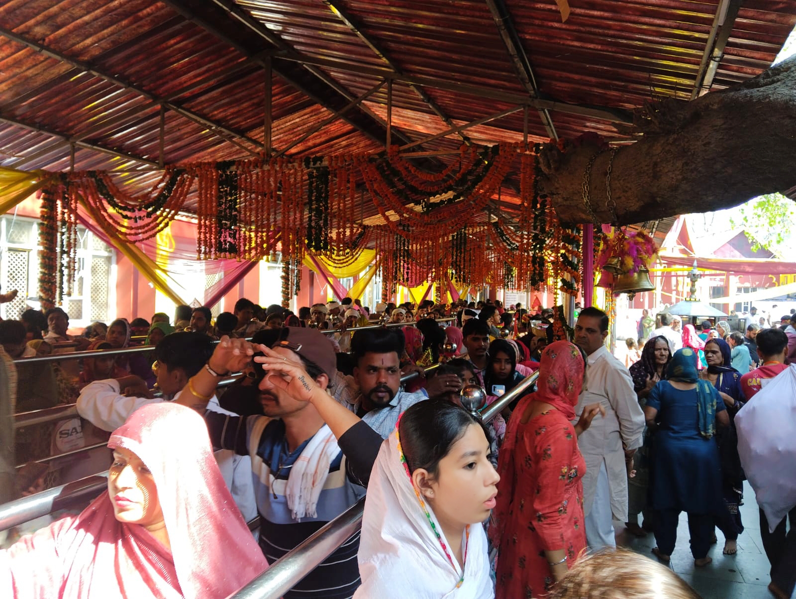 नवमी पर मंदिर त्रिलोकपुर में उमड़े श्रद्धालु नवमी पर मंदिर त्रिलोकपुर में उमड़े श्रद्धालु