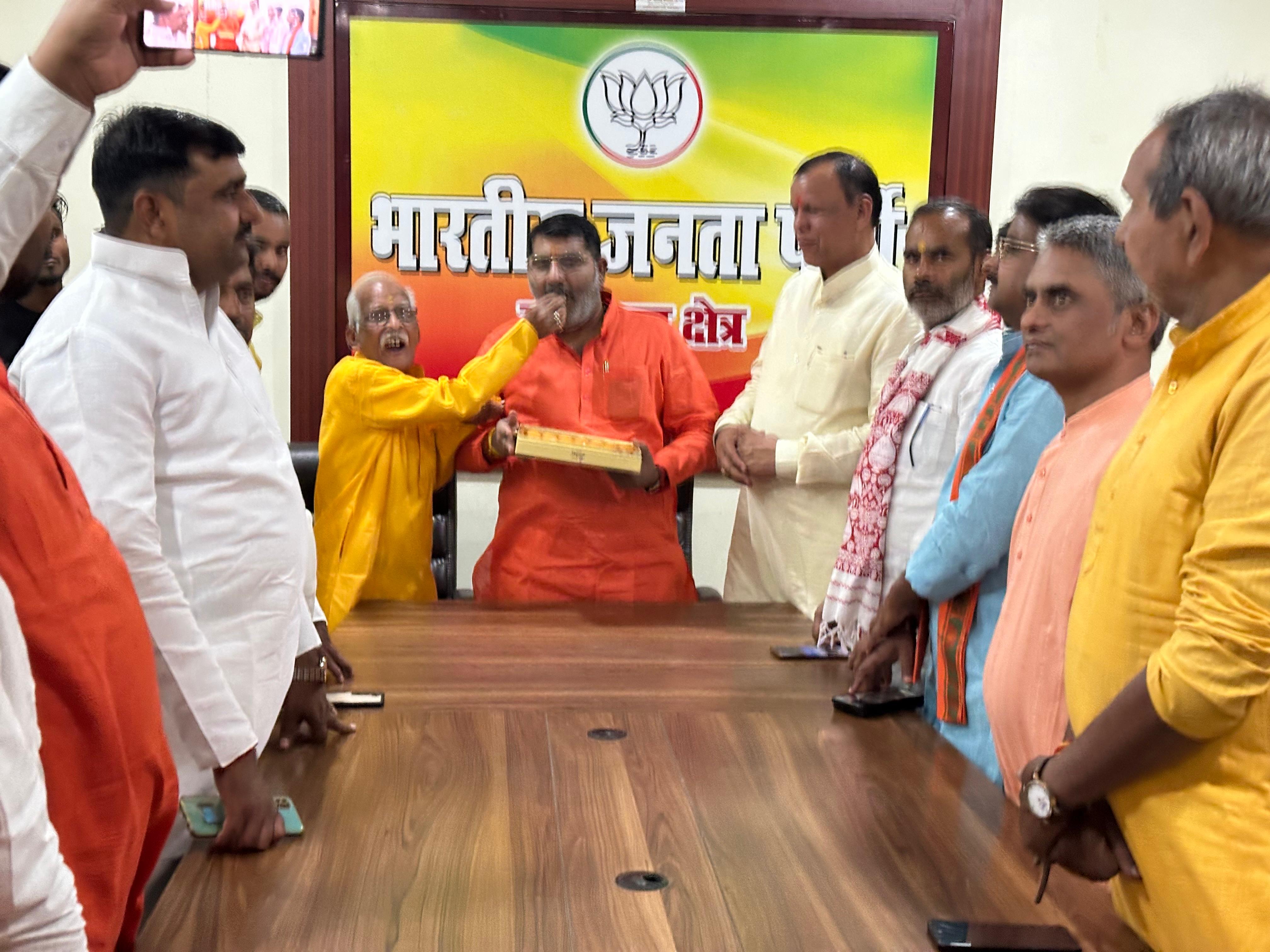 भाजपा का झंडा फहराया, एक दूसरे को मिठाई खिलाकर दीं बधाइयां भाजपा का झंडा फहराया, एक दूसरे को मिठाई खिलाकर दीं बधाइयां