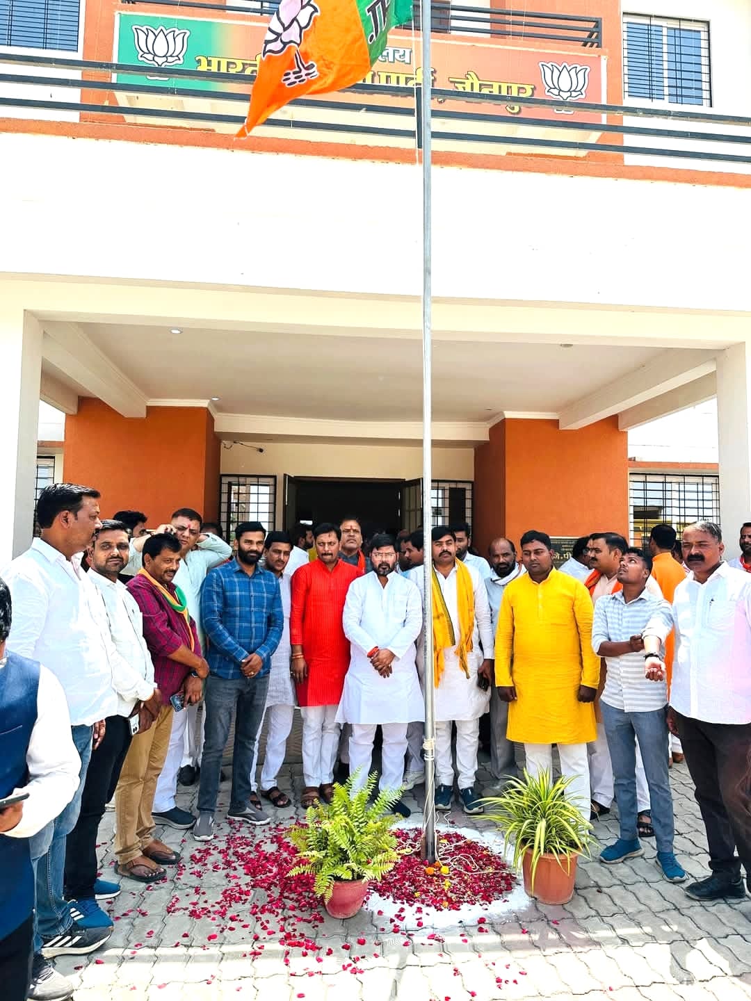 स्थापना दिवस पर बीजेपी कार्यालय पर झंडारोहण करते जिलाध्यक्ष पुष्प राज सिंह एवं अन्य पदाधिकारी स्थापना दिवस पर बीजेपी कार्यालय पर झंडारोहण करते जिलाध्यक्ष पुष्प राज सिंह एवं अन्य पदाधिकारी