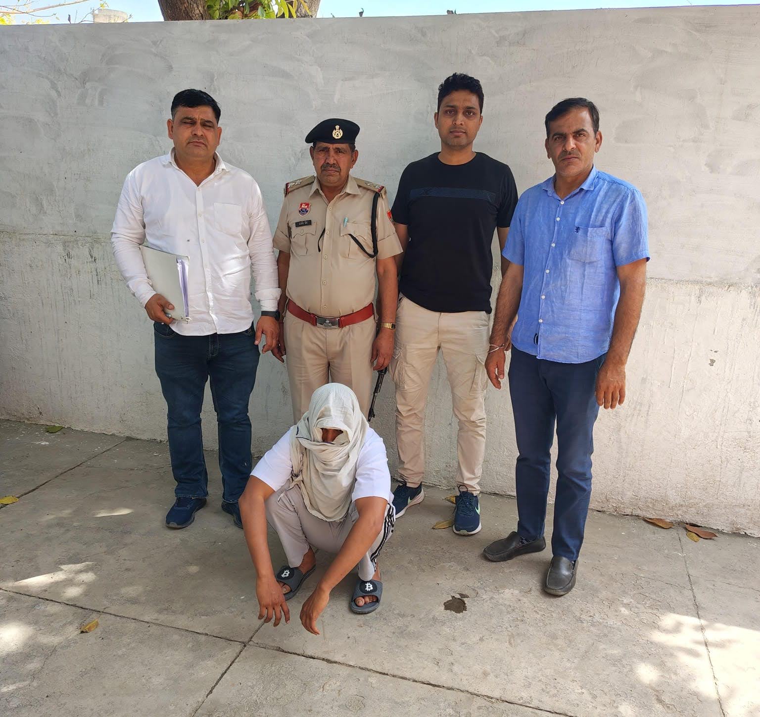शराब ठेके को लूटने वाले एक बदमाश को गिरफ्त में लिए पुलिस टीम शराब ठेके को लूटने वाले एक बदमाश को गिरफ्त में लिए पुलिस टीम