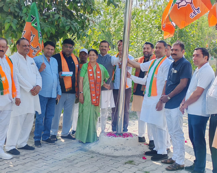 सोनीपत: सेक्टर-सात स्थित भारतीय जनता पार्टी के जिला कार्यालय पर स्थापना दिवस के अवसर पर सोनीपत: सेक्टर-सात स्थित भारतीय जनता पार्टी के जिला कार्यालय पर स्थापना दिवस के अवसर पर