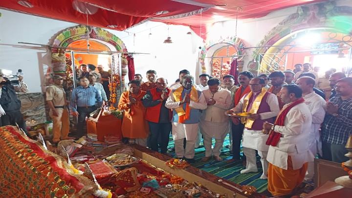 केन्द्रीय मंत्री चौहान ने खण्डेरा स्थित देवी मंदिर में की पूजा-अर्चना