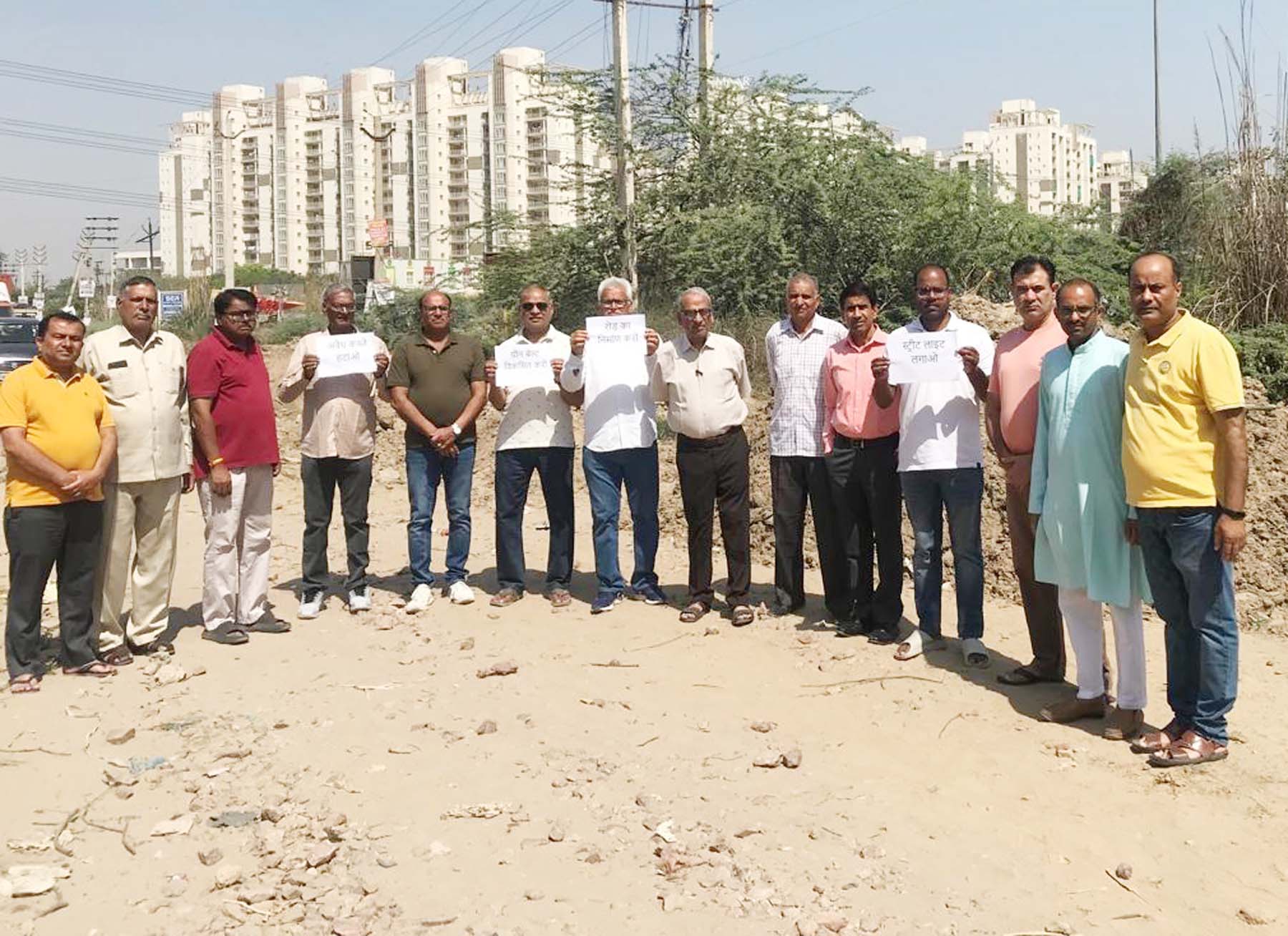 गुरुग्राम के गांव धनकोट के पास टूटी सडक़ को लेकर विरोध जताते आसपास की सोसायटी के निवासी व ग्रामीण। गुरुग्राम के गांव धनकोट के पास टूटी सडक़ को लेकर विरोध जताते आसपास की सोसायटी के निवासी व ग्रामीण।