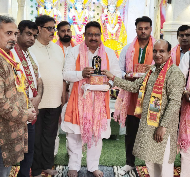 सोनीपत: सोनीपत जिलाध्यक्ष अशोक भारद्वाज व भाजपा प्रदेशाध्यक्ष मोहनलाल बड़ौली के भाई माईराम कौशिक को स्मृति चिह्न देते हुए। सोनीपत: सोनीपत जिलाध्यक्ष अशोक भारद्वाज व भाजपा प्रदेशाध्यक्ष मोहनलाल बड़ौली के भाई माईराम कौशिक को स्मृति चिह्न देते हुए।
