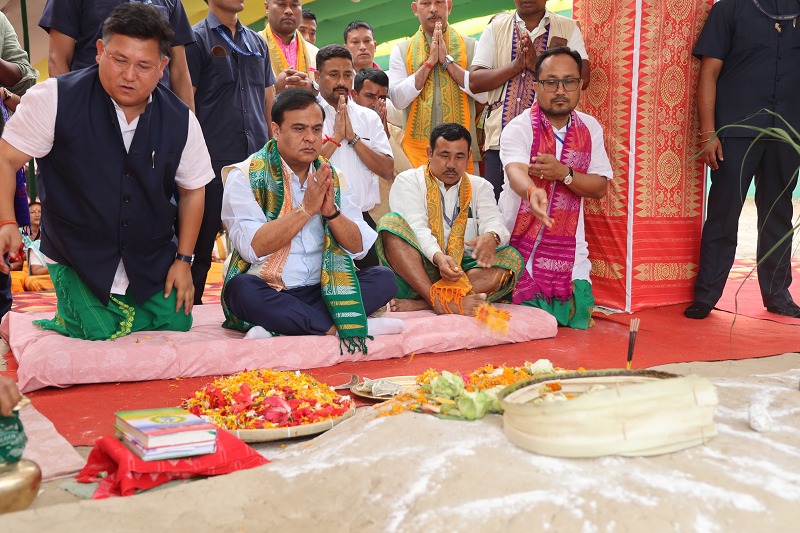 तामुलपुर में आयोजित 32वीं बाथौ महासभा अधिवेशन में पहुंचे मुख्यमंत्री डॉ. हिमंत विश्व शर्मा तामुलपुर में आयोजित 32वीं बाथौ महासभा अधिवेशन में पहुंचे मुख्यमंत्री डॉ. हिमंत विश्व शर्मा