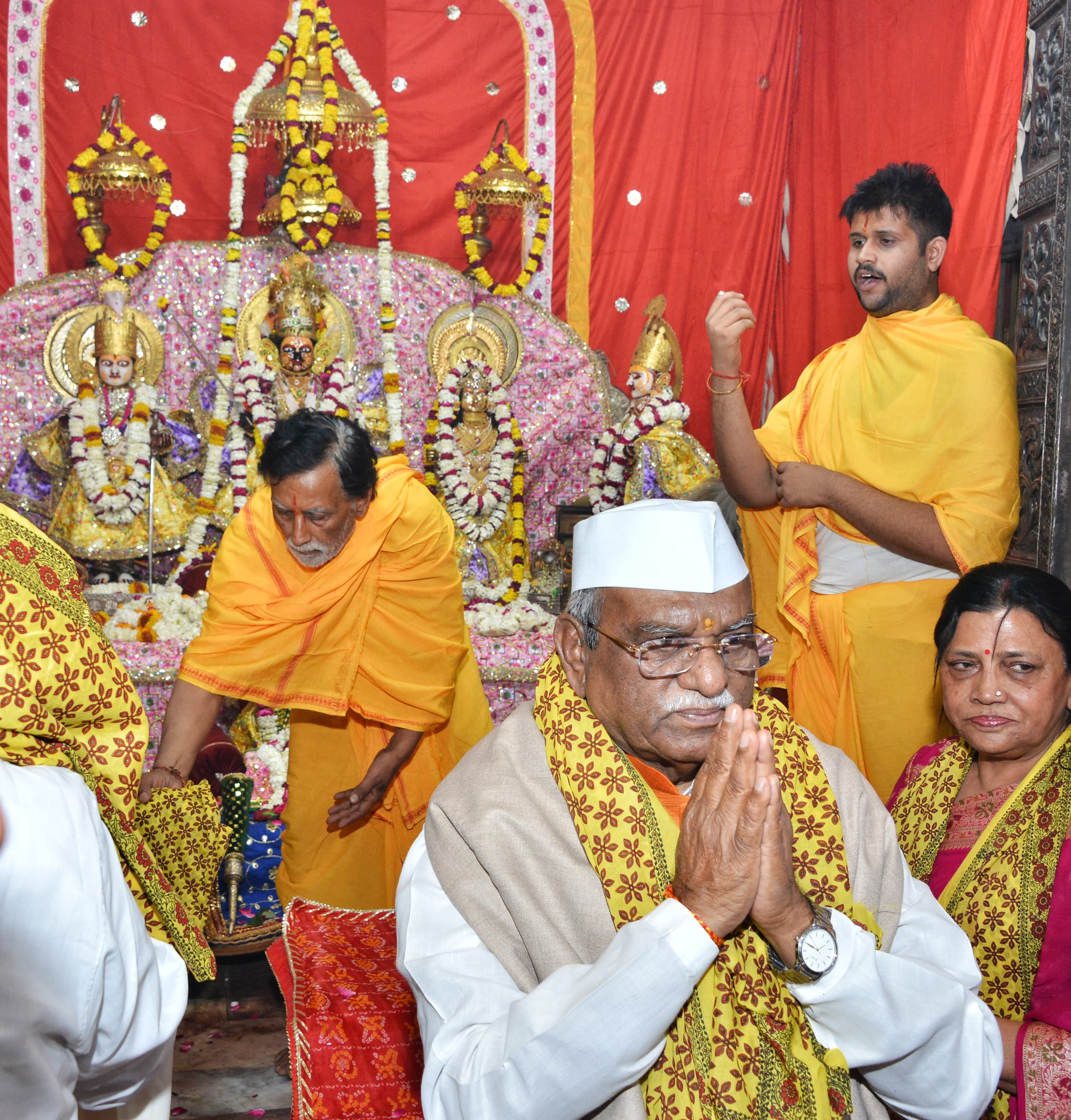 रामनवमी पर राज्यपाल ने प्राचीन ठिकाना मंदिर श्रीरामचंद्रजी पहुंचकर महा आरती में भाग लिया रामनवमी पर राज्यपाल ने प्राचीन ठिकाना मंदिर श्रीरामचंद्रजी पहुंचकर महा आरती में भाग लिया