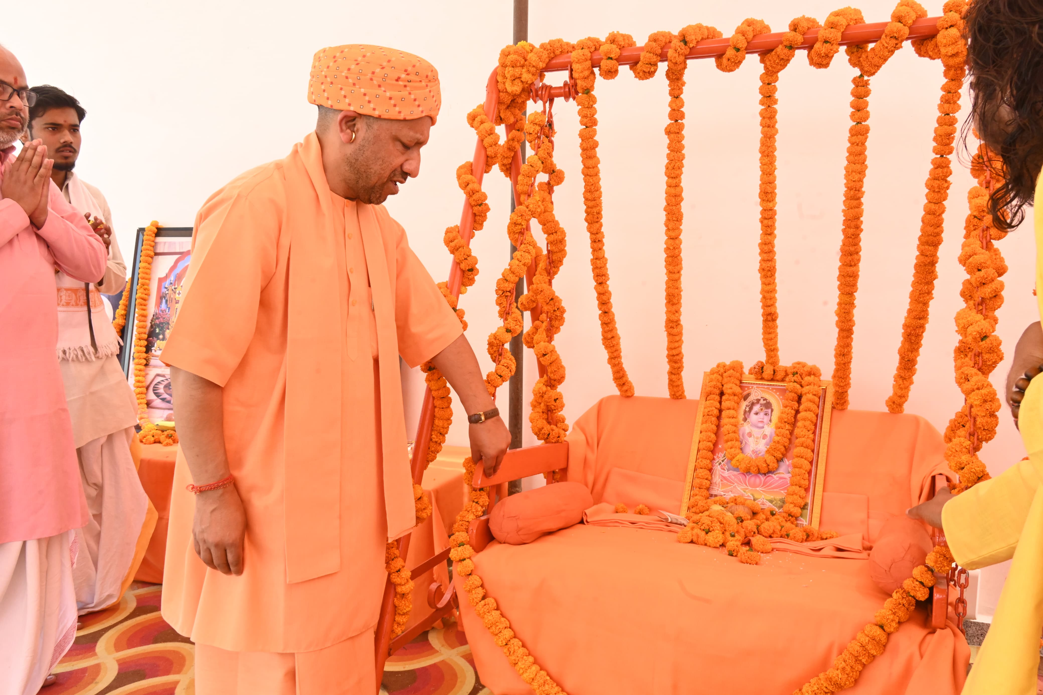 प्रभु श्रीराम के विग्रह की आरती उतारी, झूला झुलाया, की लोकमंगल की प्रार्थना*