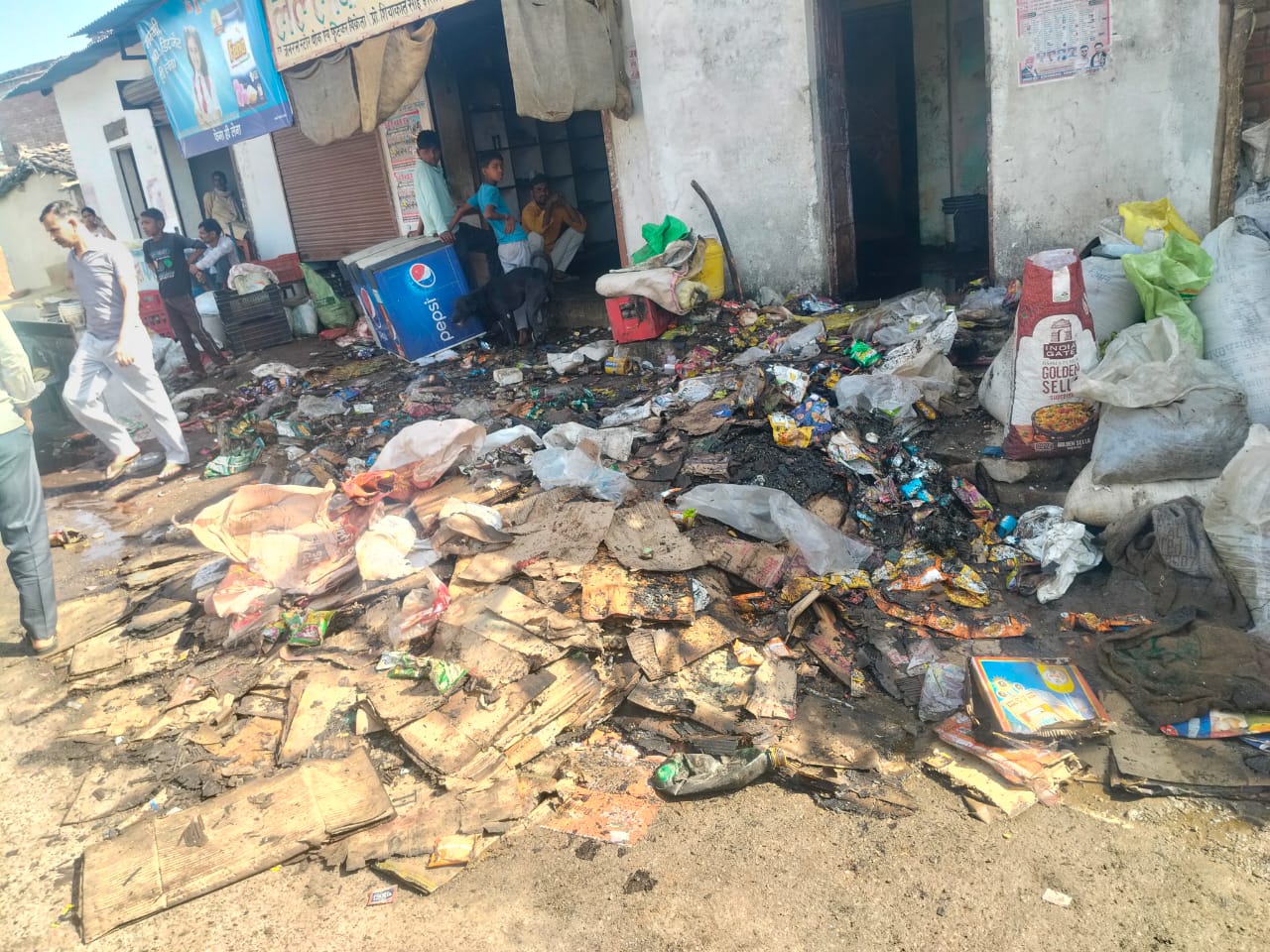 किराने की दुकान में लगी भीषण आग, 10 लाख का सामान खाक किराने की दुकान में लगी भीषण आग, 10 लाख का सामान खाक