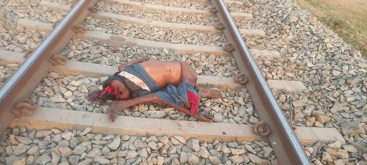 रेलवे ट्रैक पर पड़ा युवक का शव रेलवे ट्रैक पर पड़ा युवक का शव