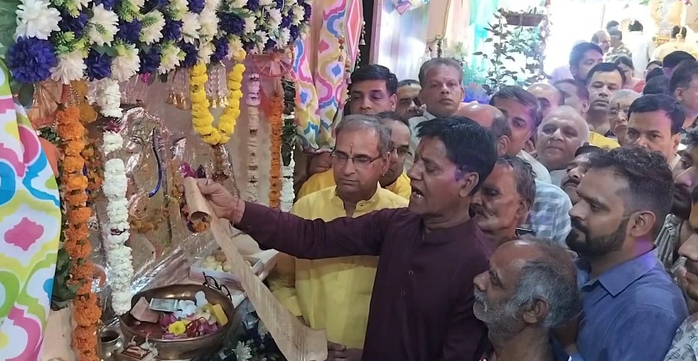 112 वर्षों से निभाई जा रही परंपरा : भगवान श्रीराम की हस्तलिखित जन्म कुंडली का वाचन 112 वर्षों से निभाई जा रही परंपरा : भगवान श्रीराम की हस्तलिखित जन्म कुंडली का वाचन