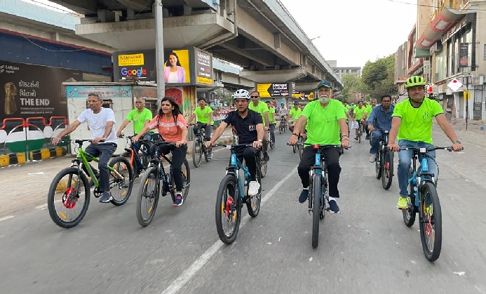 ‘फिट इंडिया संडे ऑन साइकिल’ में डॉ मनसुख मांडविया ने 4000 से अधिक साइकिल सवारों का नेतृत्व किया ‘फिट इंडिया संडे ऑन साइकिल’ में डॉ मनसुख मांडविया ने 4000 से अधिक साइकिल सवारों का नेतृत्व किया