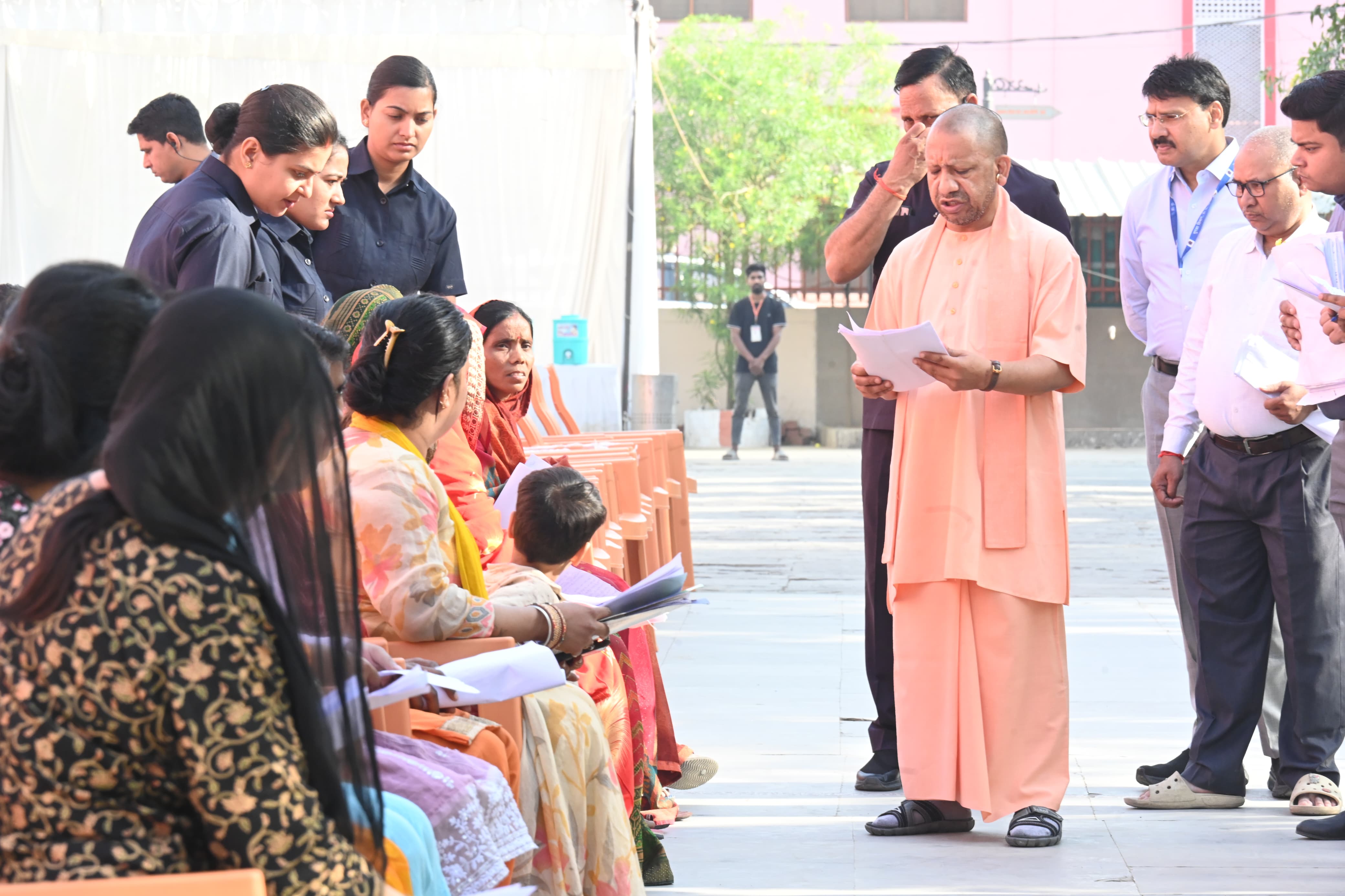 *किसी को चिंता करने की जरूरत नहीं, हर समस्या का कराएंगे प्रभावी निस्तारण : सीएम योगी*
