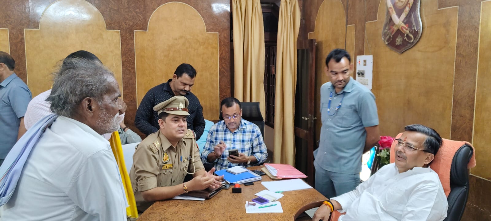 जनसुनवाई करते पर्यटन मंत्री जनसुनवाई करते पर्यटन मंत्री