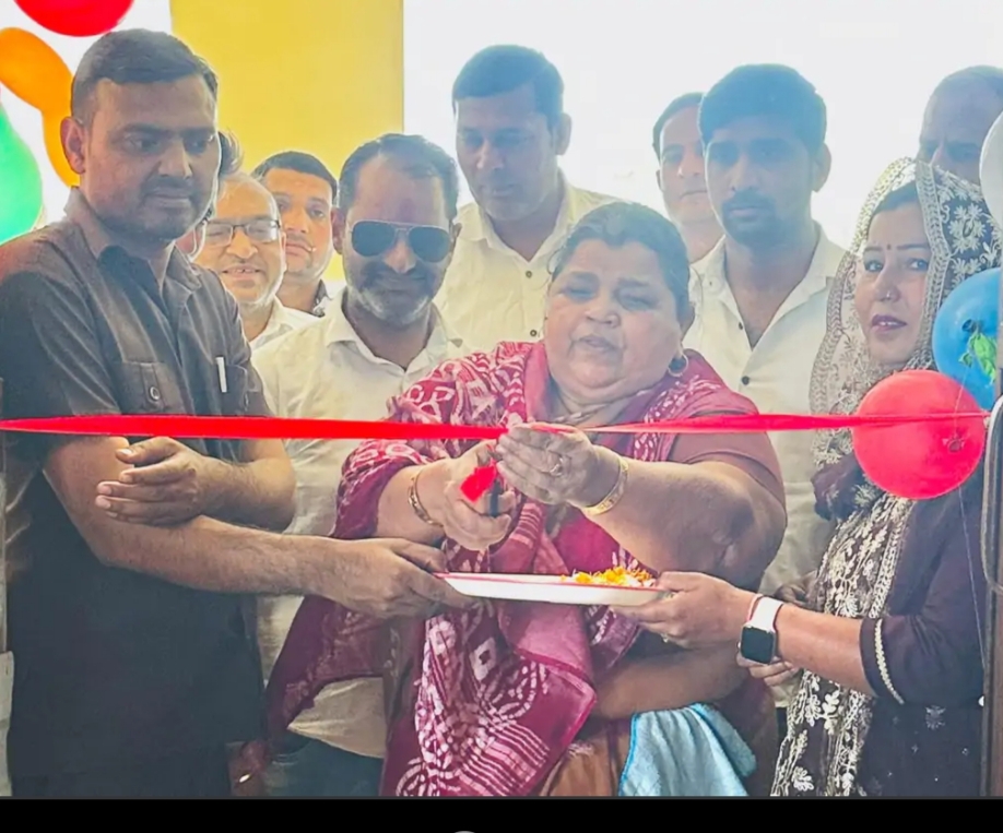 खेल राज्य मंत्री गौरव गौतम की माताजी उद्घाटन करते हुए खेल राज्य मंत्री गौरव गौतम की माताजी उद्घाटन करते हुए