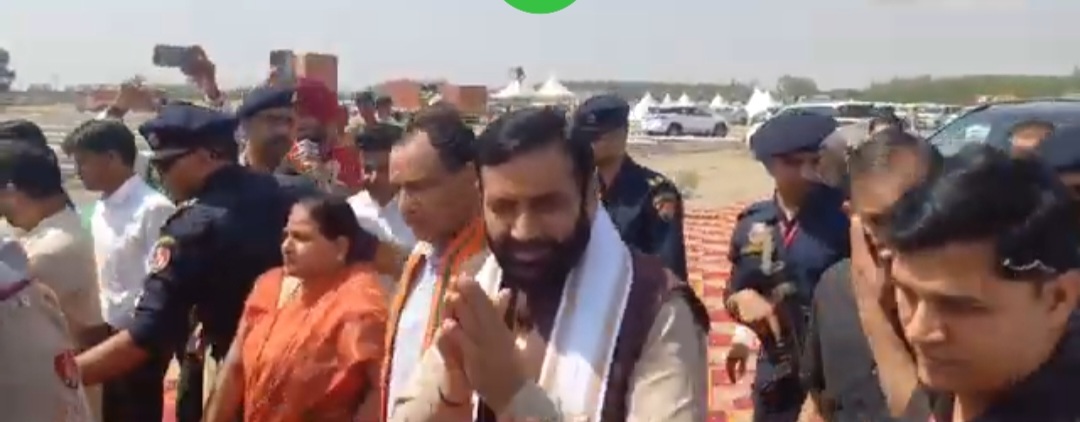 पत्रकारों से बातचीत करते मुख्यमंत्री नायब सिंह सैनी पत्रकारों से बातचीत करते मुख्यमंत्री नायब सिंह सैनी