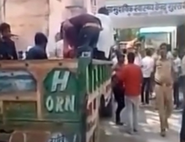 घटना स्थल पर पुलिस सहायता करते हुए घटना स्थल पर पुलिस सहायता करते हुए